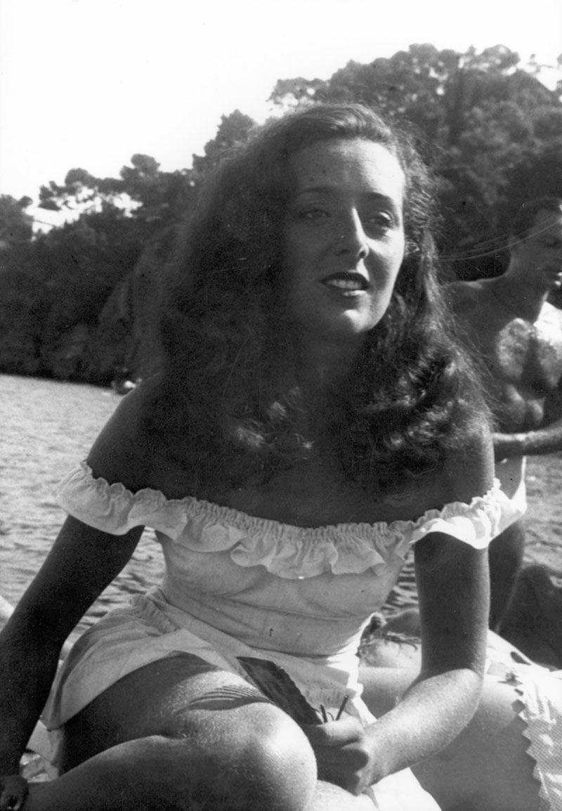 Yana en 1947 par bateau avec son frère Giorgio