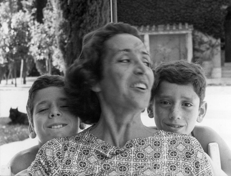 Yana con i figli Giovanni e Vittorio nella casa sull'Appia Antica a Roma