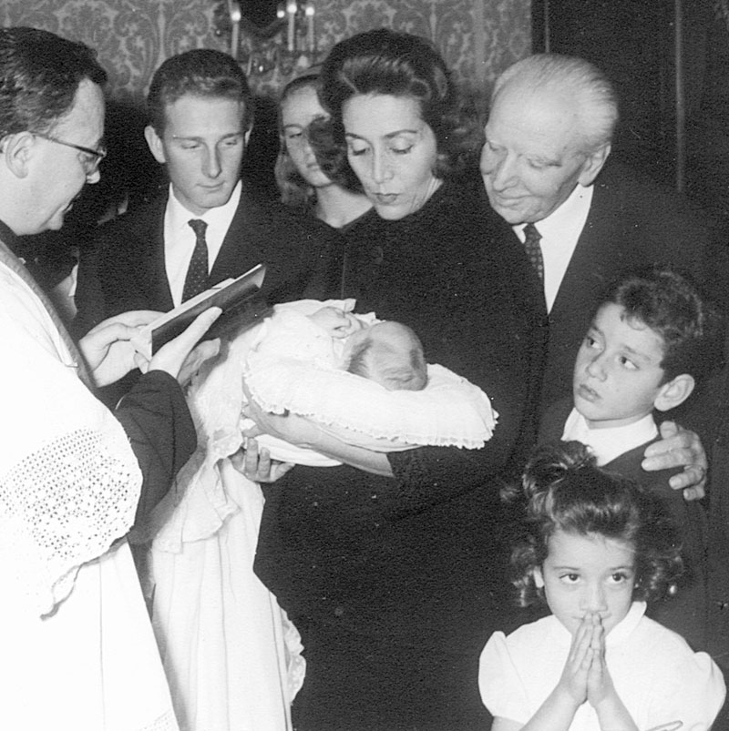 Baptism of Paolo Alliata in February 1964 at the Grand Hotel in Rome,
with brothers Vittorio and Domizia, his mother Yana and grandfather Vittorio