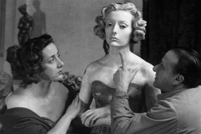 Yana e lo scultore Francesco Messina, nello studio di Brera a Milano nel 1951, con il busto in terracotta policroma ora esposto a San Vio